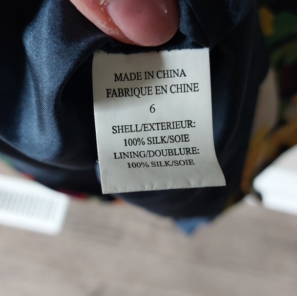 Theory silk Floral dress with slight puff sleeve. Fully lined. Size 6 - Picture 3 of 9